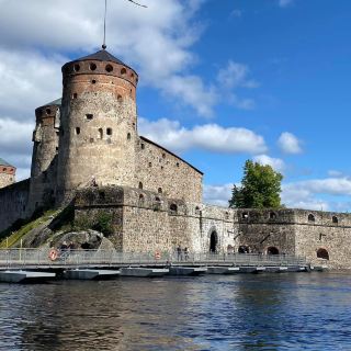 올라빈린나는 핀란드 사본린나에 있습니다. 핀란드에 도착하시면 헬싱키에서 사본린나까지 기차를 타세요. 헬싱키에서 사본린나까지는 약 3시간이 소요됩니다. 올라빈린나는 핀란드의 역사를 간직한 오래된 성입니다. 이곳 또한 매우 흥미로운 곳입니다. 저희가 올라빈린나를 방문했을 때, 내부에는 각 지점에 대한 설명을 들을 수 있는 가이드가 있었습니다. 가이드는 영어와 핀란드어로 안내했습니다. 내부에는 커피숍도 있습니다. 북유럽 바다를 바라보며 고풍스러운 분위기 속에서 커피를 마시는 것은 또 다른 즐거움입니다. 핀란드를 방문할 기회가 있다면 꼭 들러보세요. 아름다운 사진 촬영 코너가 많습니다. 저는 방문 후 매우 감동했습니다. #TravelEurope