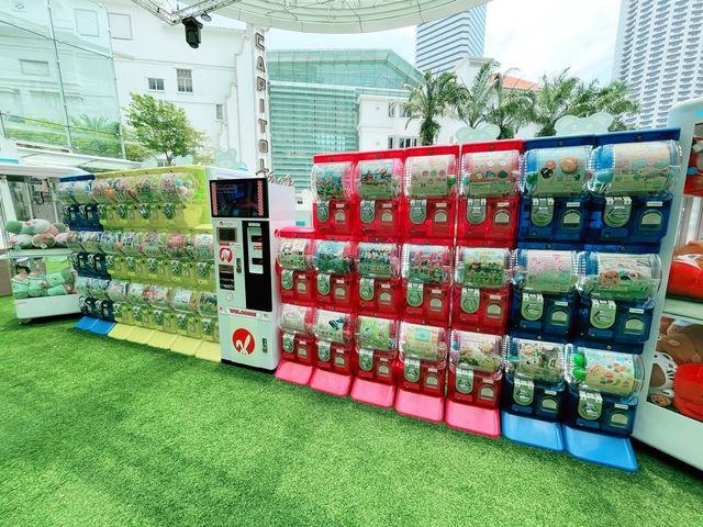 Sidecar scooters display and claw machines