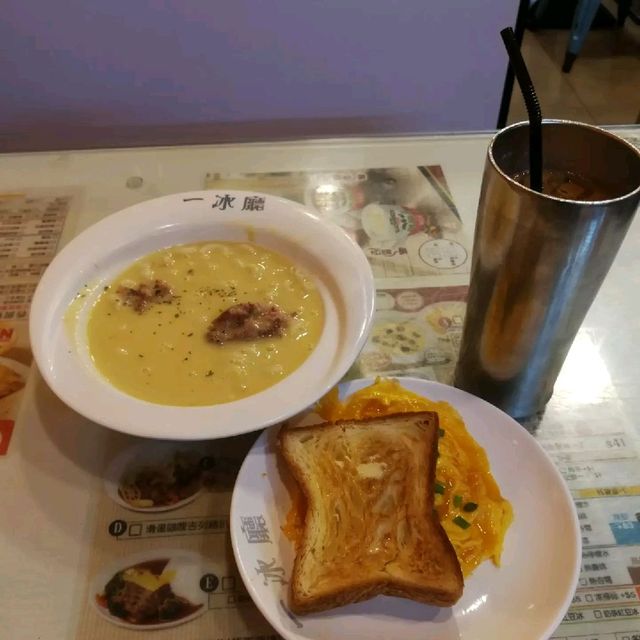 三傻檬犬藍毛毛 冰廳美食開心心😆 三傻檬犬藍毛毛 冰廳美食開心心😆