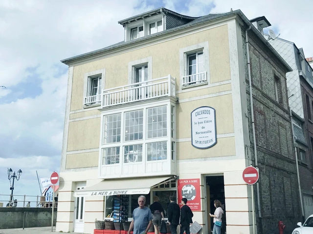 【🇫🇷・エトルタ】エトルタの町並み　🚶
