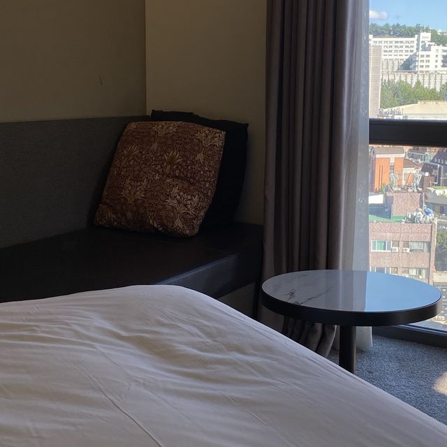 홀대에 있는 럭셔리한 호텔, ‘나인브릭호텔’