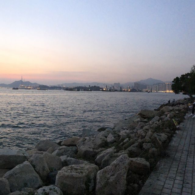 市區景色嘅海濱長廊