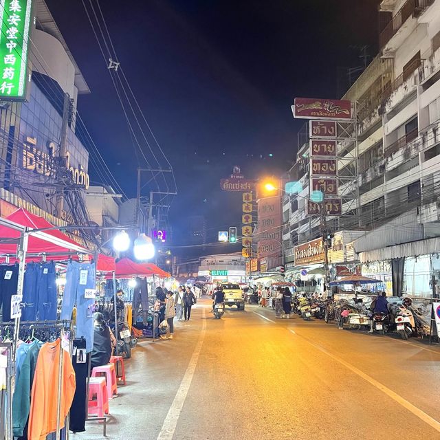 ตลาดวโรรส / กาดหลวง ยามค่ำคืน