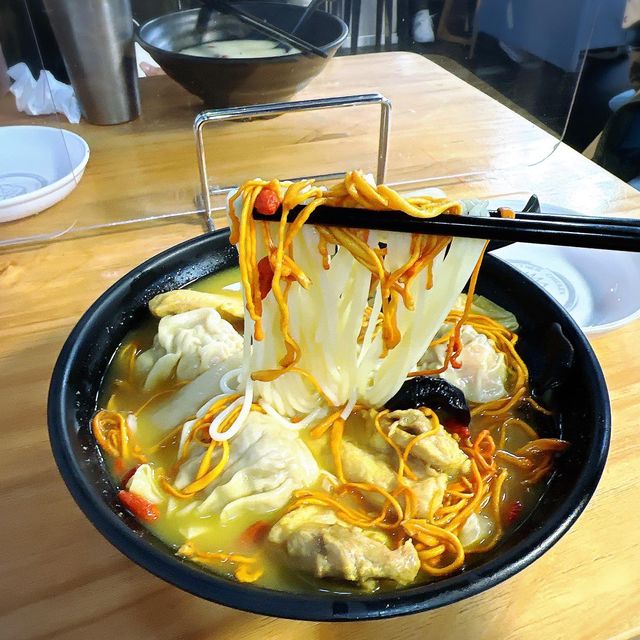 🐔 大大碗足料花膠雲吞雞米線