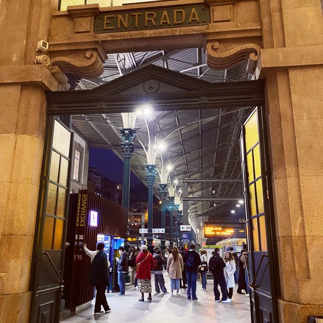 The charming São Bento Train Station 🇵🇹