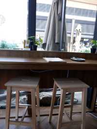 輕鐵旁的木系Cafe 