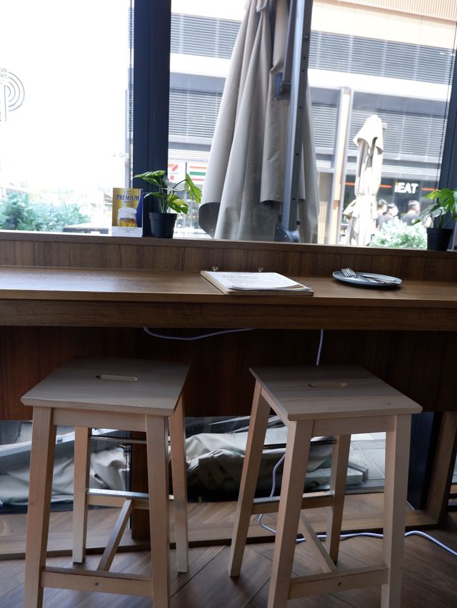 輕鐵旁的木系Cafe 