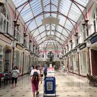 영국 현지인들이 자주 찾는 로열 아케이드 쇼핑몰