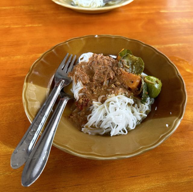 ขนมจีนใต้สะพาน อำเภอหัวไทร