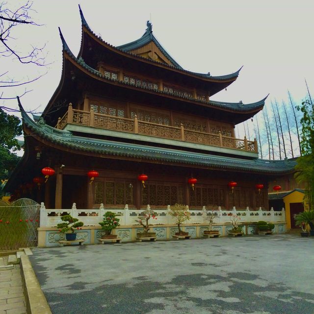 Visit the most authentic Longhua Temple