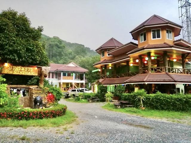 บ้านริมธาร คีรีวง