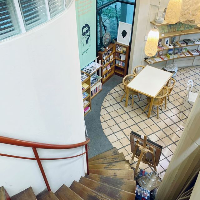 Library in Cafe or Cafe in Library? Library in Cafe or Cafe in Library?