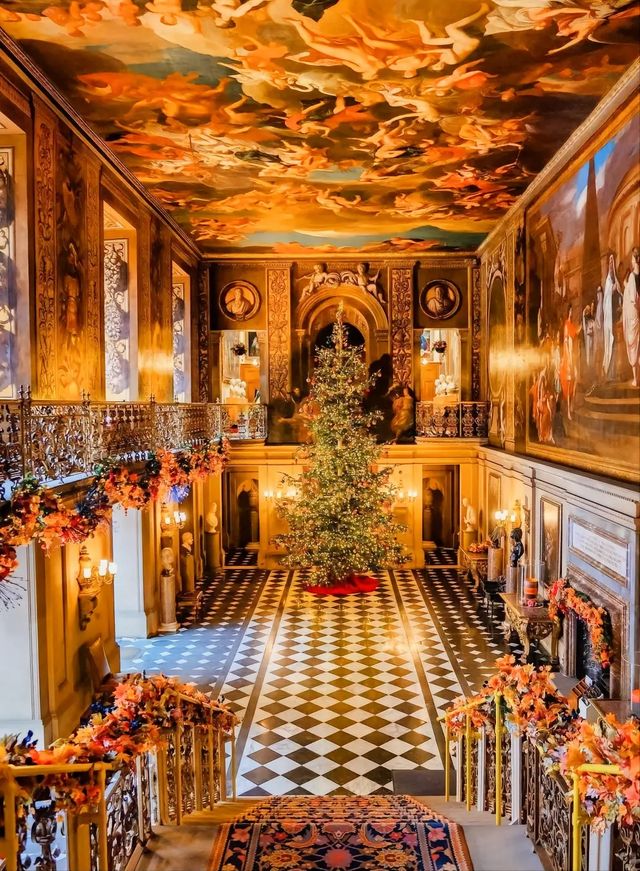 Experience English aristocracy with a zero-distance Christmas 🎄 at Darcy Manor.