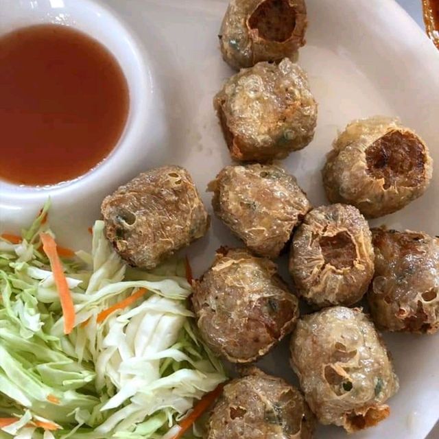 ร้านป้อมกินแล้วรวย ชายทะเลบางพระ
