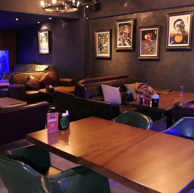 東區夢幻海洋系餐酒館AQUA Lounge，水族館酒吧