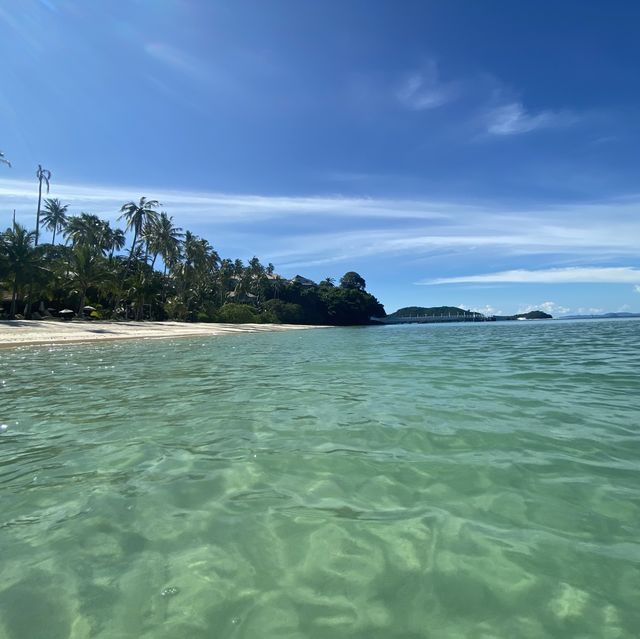 พักผ่อนจากการทำงาน บนโรงแรมติดหาดภูเก็ตในวันหยุด