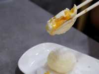 吸住湯汁吃生煎包