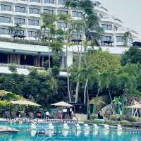 Shangri-La Sentosa beachside pool & jacuzzi