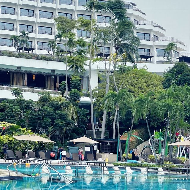 Shangri-La Sentosa beachside pool & jacuzzi