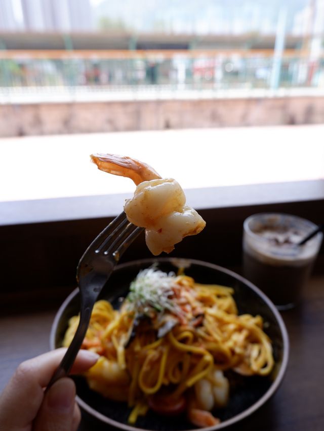 輕鐵旁的木系Cafe 