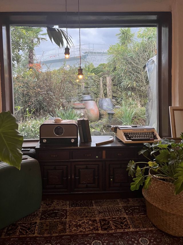 제주도 돌담 시골 뷰를 감상할 수 있는 애월 골목카페 옥수🍊