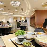 很多食物種類嘅山見台式火鍋
