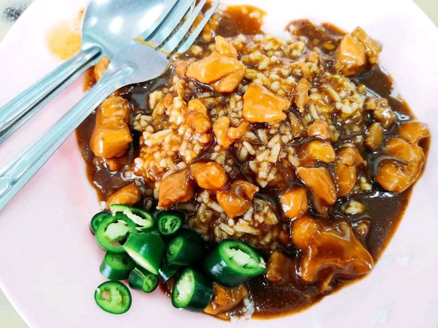 ข้าวหน้าไก่ห้าแยก เหลาะงาทิ้น 
ห้องอาหารพูนเลิศ 😋