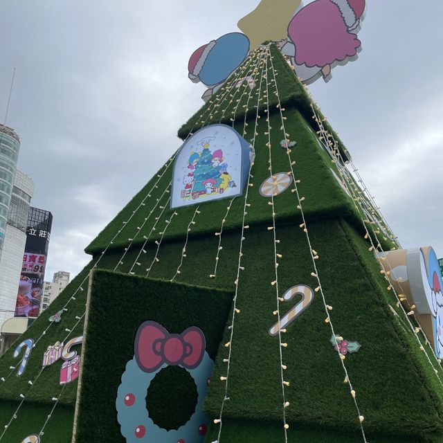 小型三麗鷗聖誕宴會，超萌聖誕樹和水晶燈飾-西門play樂購町