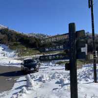 真っ白な万座温泉エリアの山側