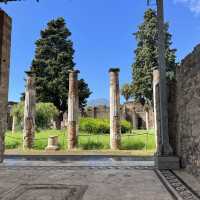 Walking in the suggestive rests of Pompeii 