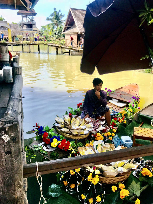 🛶Drifting market on the water? 🇹🇭Novel experience 🍡Delicious food on board.