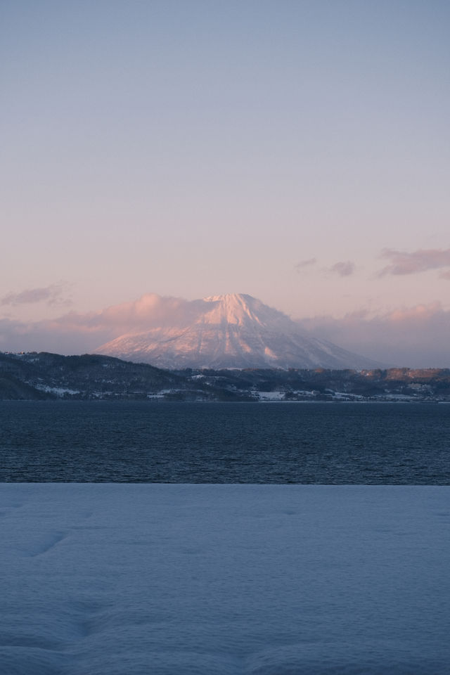 Hokkaido Lake Toya Onsen Hotel ♨️ Naonofu, a hot spring hotel overlooking snow-capped mountains and lakes.