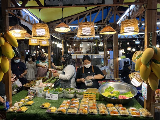 กิน เที่ยว ชอปปิ้ง ที่ตลาดย้อนยุคใจกลางห้างดัง