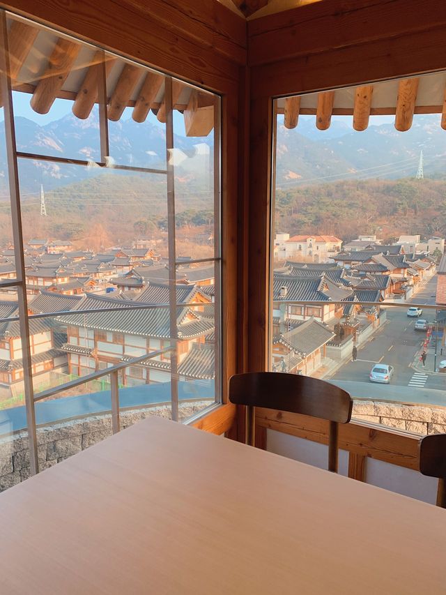 북한산과 한옥마을이 내려다보이는 "1인1잔" 카페