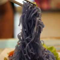 ก๋วยเตี๋ยวร้านดังเชียงใหม่ เส้นสีอัญชัน