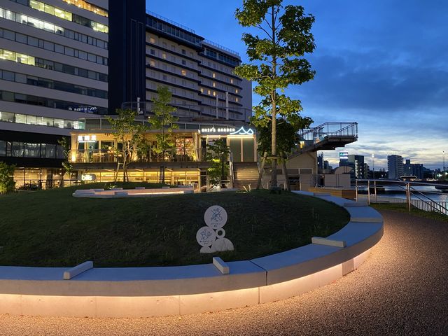 那珂川の水辺で休憩。福岡の夜景も楽しめます。