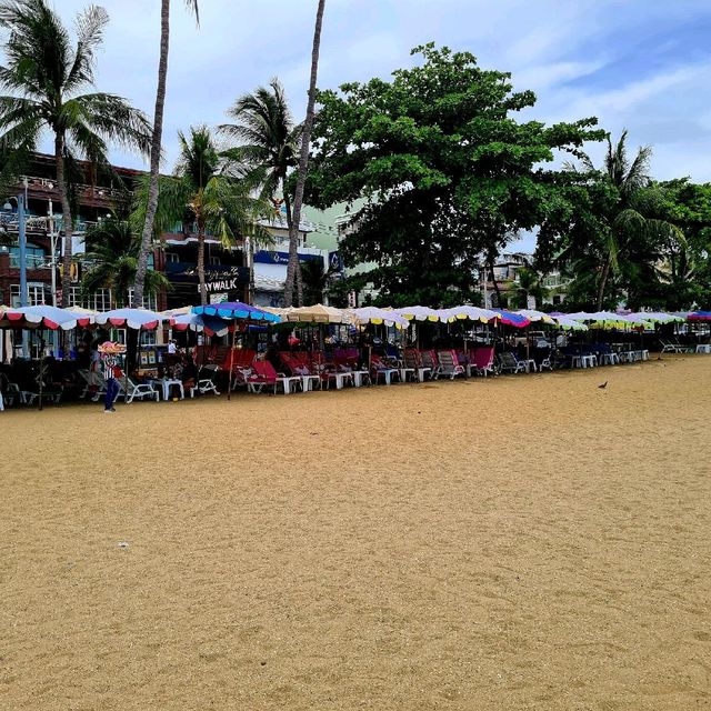 ชายหาดพัทยา นักท่องเที่ยวคึกคัก 