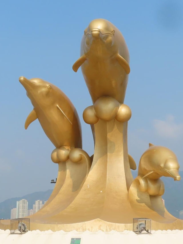 屯門巨型特色海豚
