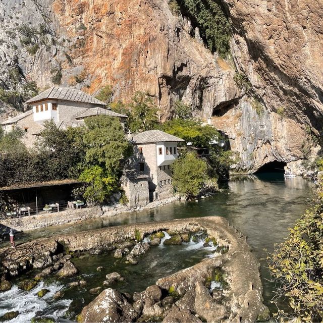 Blagaj Tekija - 緊鄰崖壁旁的修道院