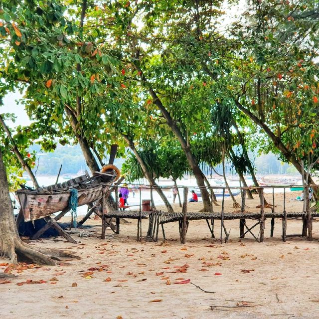 ชมหาดสวย ที่เต็มไปด้วยเรือมากมาย