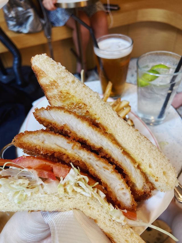 休閒嘅午後時光 ✨ 放lunch 嚟chill 一chil 心情都好d 😍