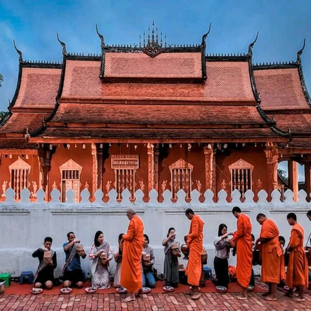 ตักบาตรข้าวเหนียว ที่หลวงพระบาง ประเทศลาว