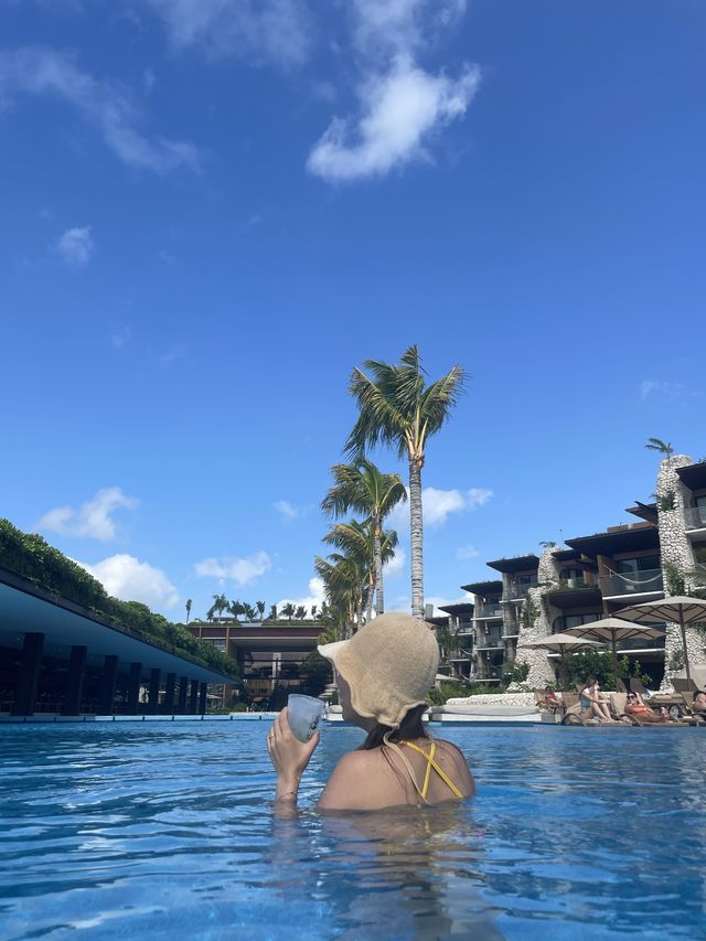 수영 하면서 마시는 칵테일🤍 호캉스의 매력에 빠져봐
