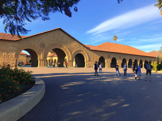 The wind of freedom always blows: Stanford University, the world-renowned immersive playground for children of prestigious schools.