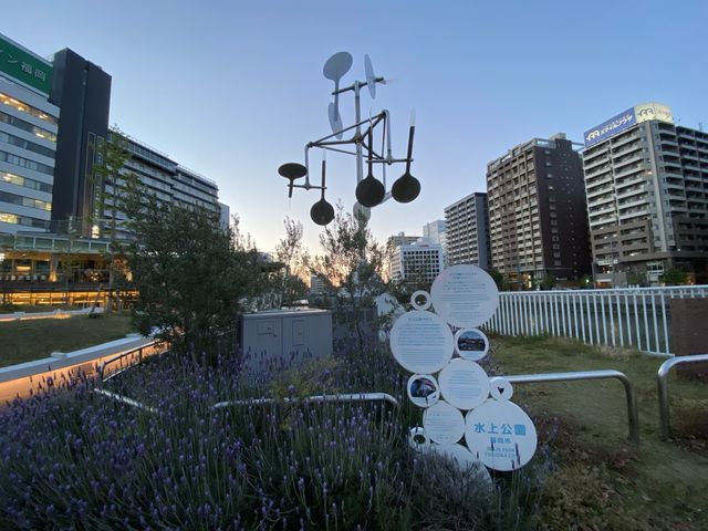 那珂川の水辺で休憩。福岡の夜景も楽しめます。