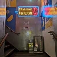 在室內大玩捉新鮮流水蝦，真開心！