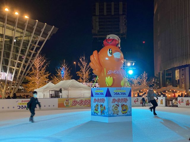 うめきた広場の期間限定アイスリンク。