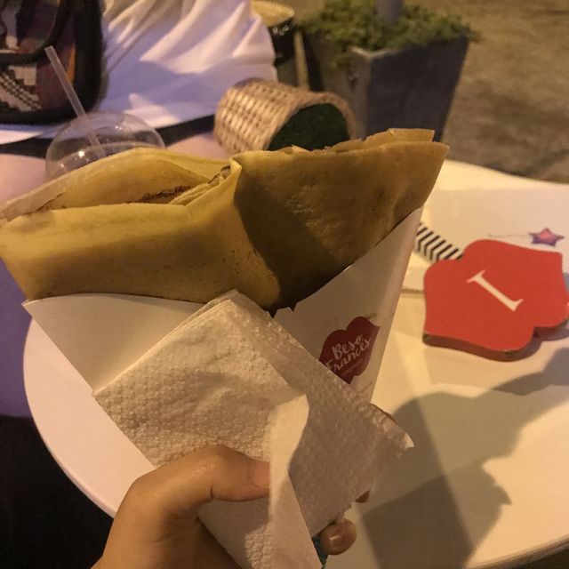 해안 절벽 위에서 먹는 크레페