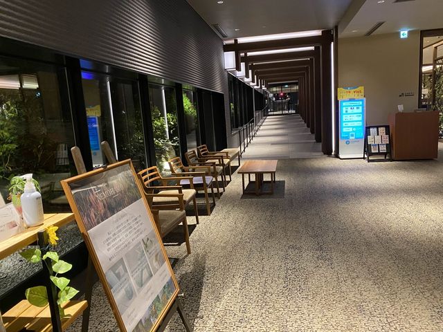 『ホテル京阪 京都八条口』共有スペースとフロント周辺