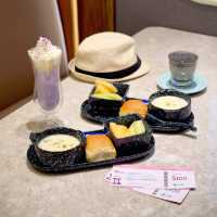 今次介紹比你呢間係新開的CABIN CREW COFFEE，以航空為主題，有侯機室+飛機艙做室內裝潢，勁啱打卡，最特別係卡位有飛機窗，打開見到富士山，係度影返張相扮去旅行都正啦！